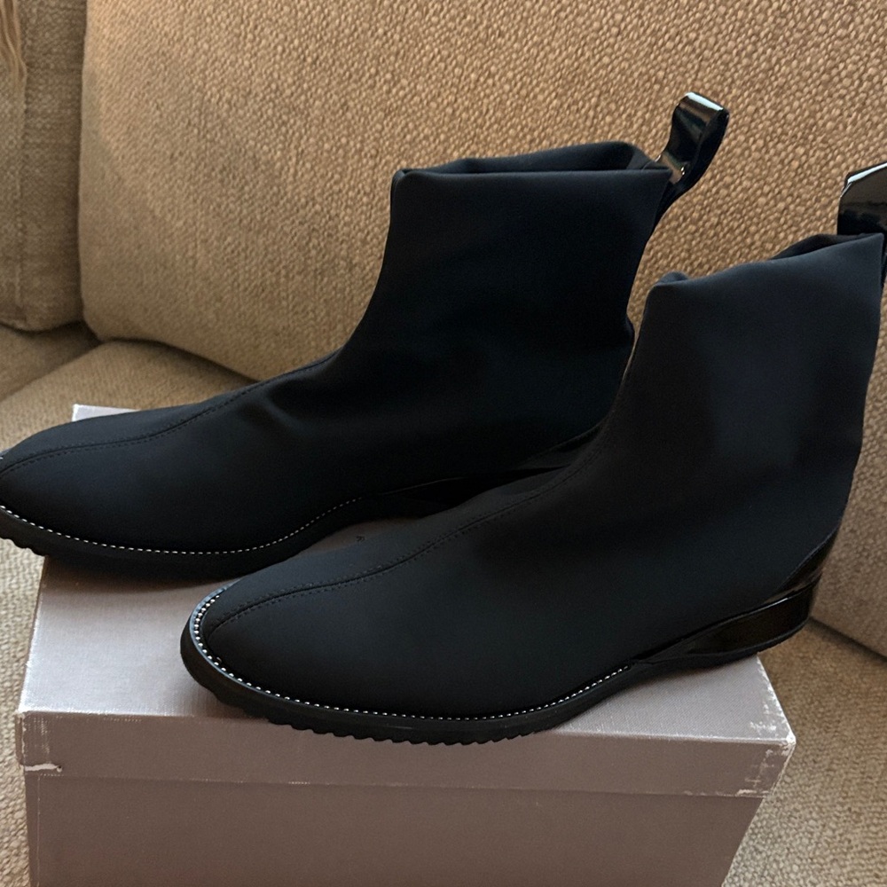 New Amalfi Emiliano Black Women’s ankle stretch booties, patent trim, size 10N
